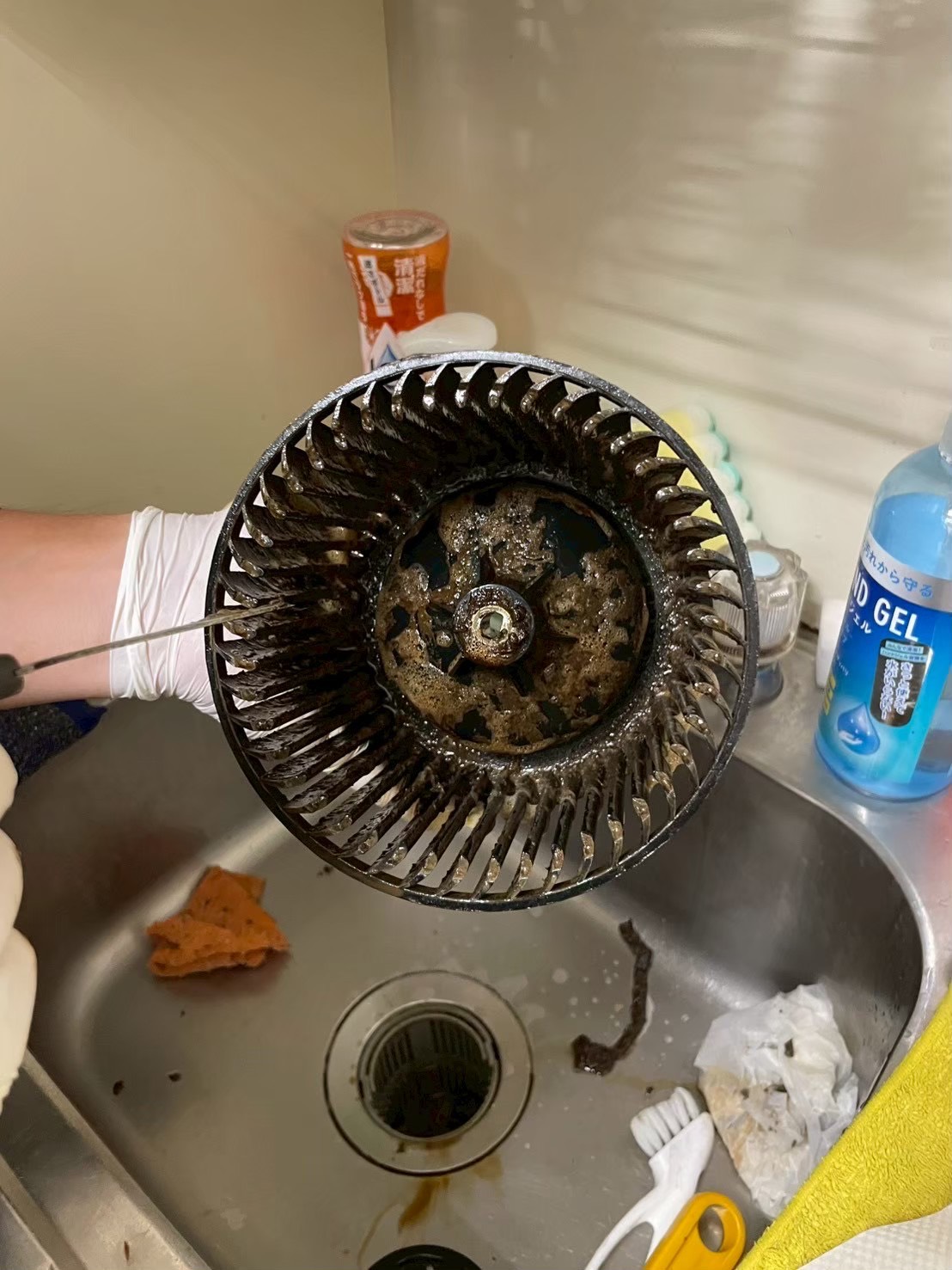 油で黒く汚れたシロッコファンのビフォー写真｜長年の油汚れが固着