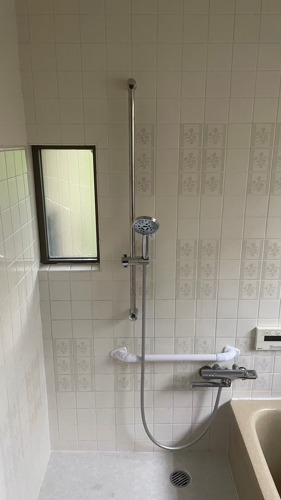 浴室の横手すり・縦手すりを設置した様子｜立ち座りをサポートする浴室手すり工事