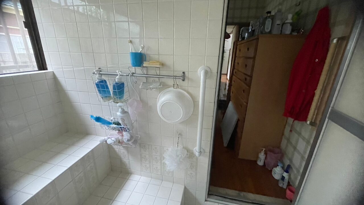 脱衣所・浴室壁面に取り付けた手すりの写真｜移動を補助するバリアフリー手すり設置
