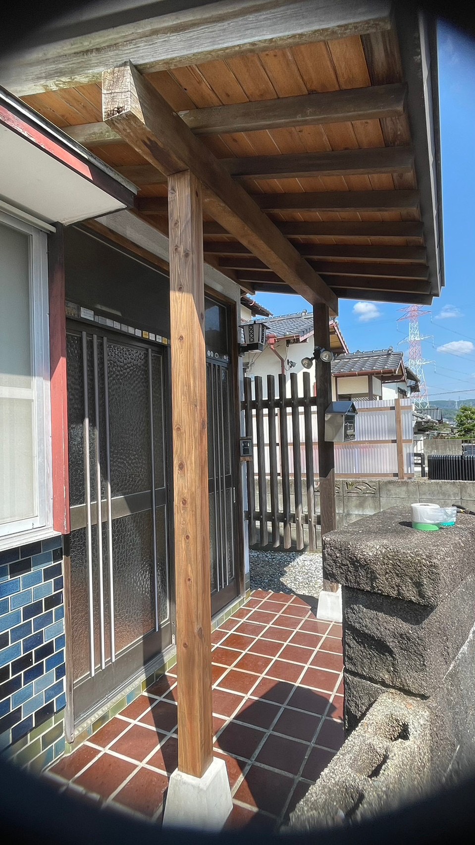 新しく交換した木製支柱でしっかり固定された玄関屋根の補修後写真｜安全性を回復した玄関まわり