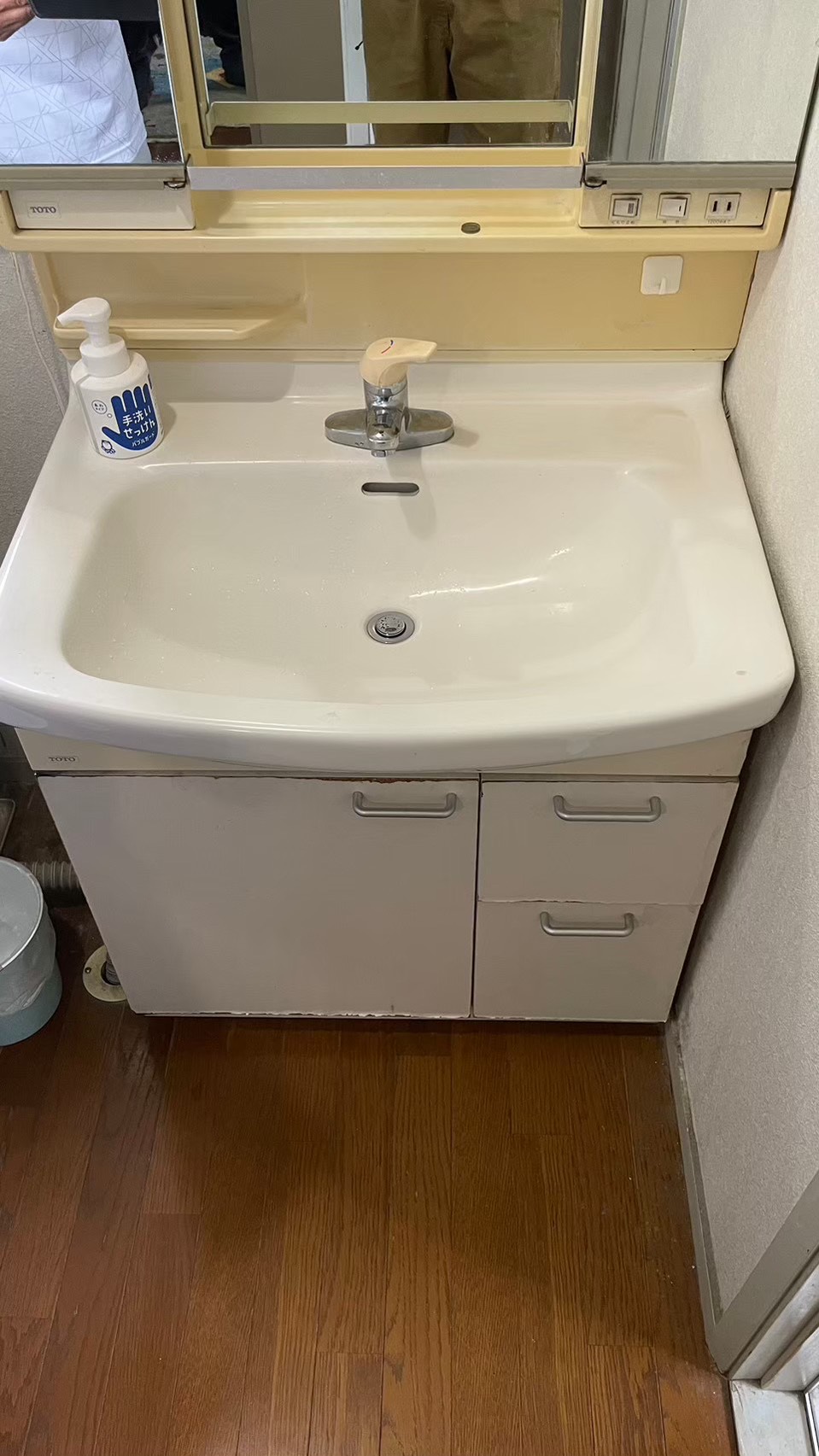 交換前の古い陶器タイプの洗面台の写真｜収納不足に悩まれていた旧洗面台のビフォー画像