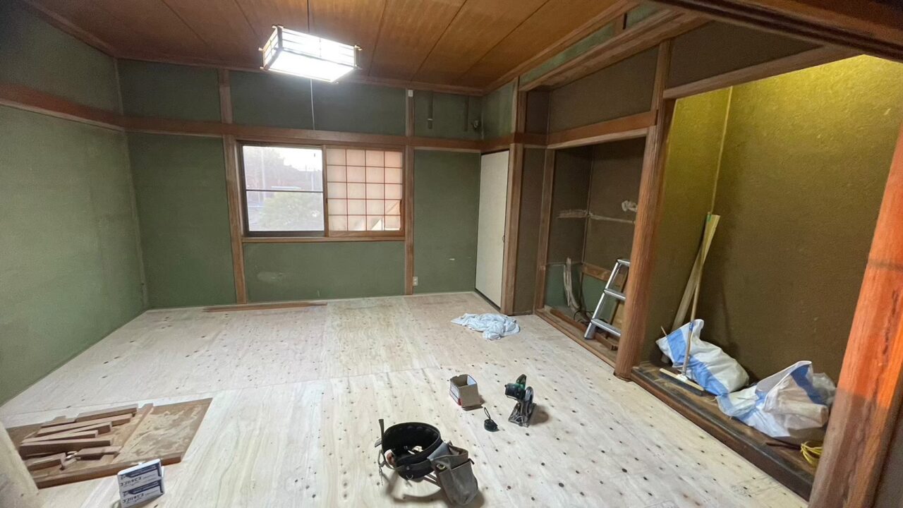 床の下地張り替え作業が進む和室リフォームの様子｜和室から洋室への改修工事
