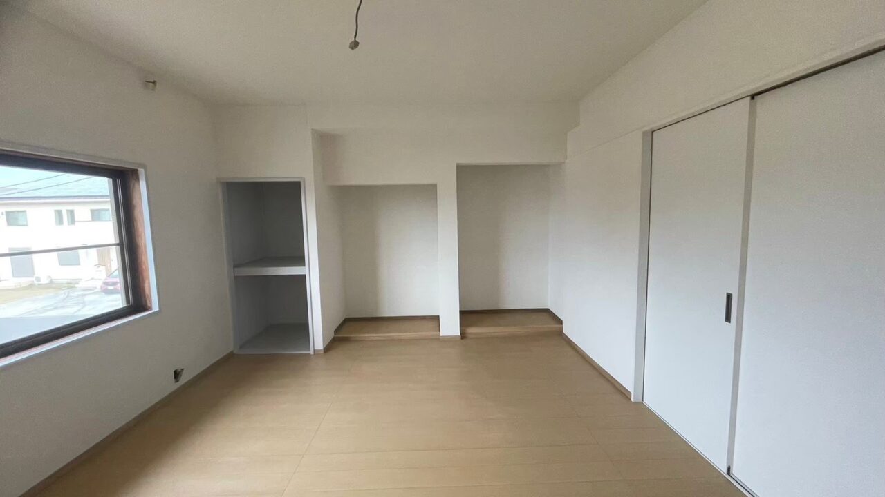 クロス仕上げとフローリングで新しく生まれ変わった洋室の完成写真｜和室から洋室へのリフォーム後