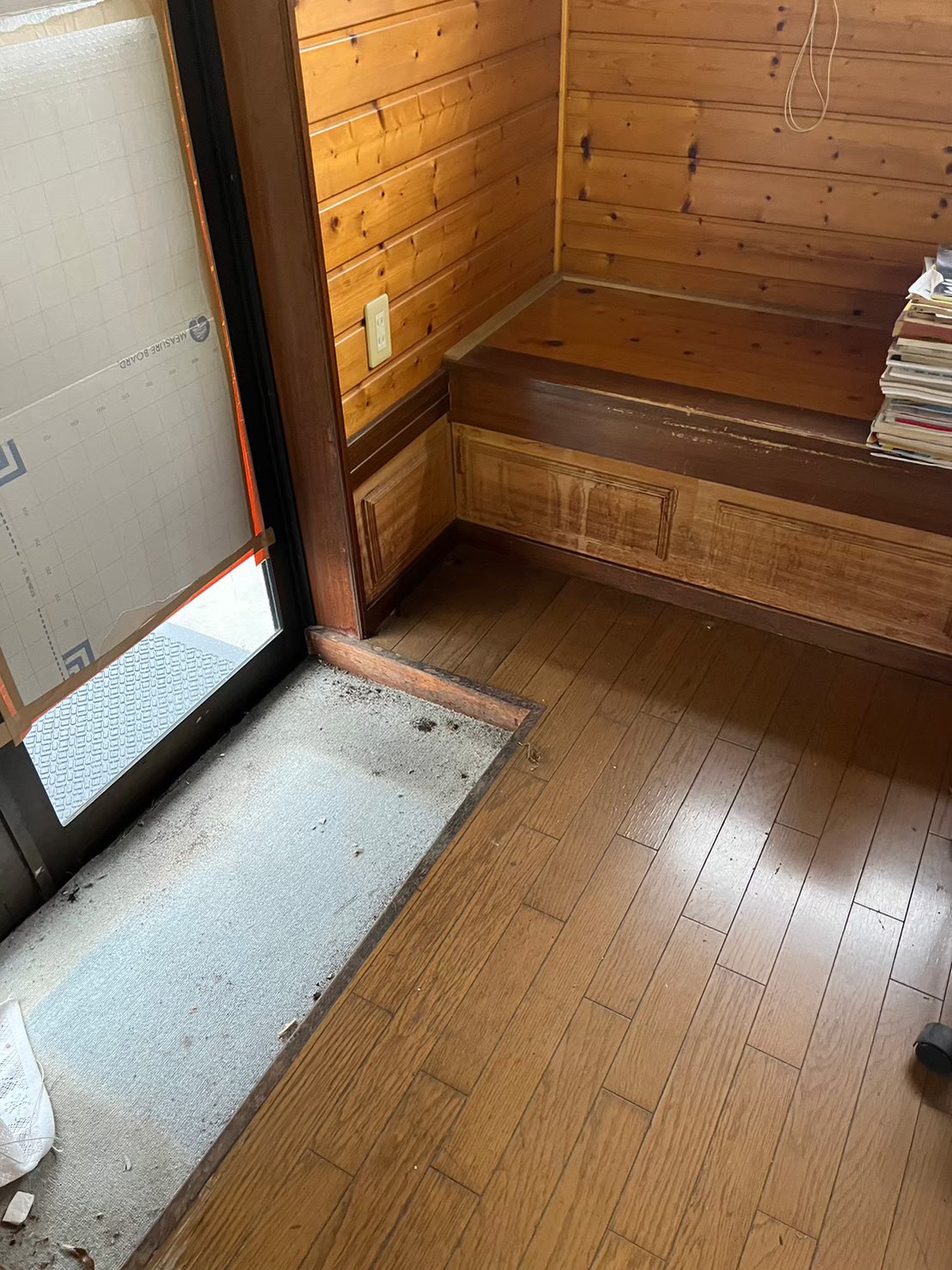 玄関周りを広げるための床解体と下地工事の様子｜玄関リフォーム施工中
