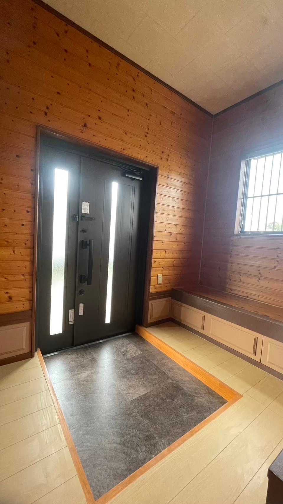 親子扉へ交換して使い勝手が向上した玄関の完成写真｜玄関ドアリフォーム後の外観