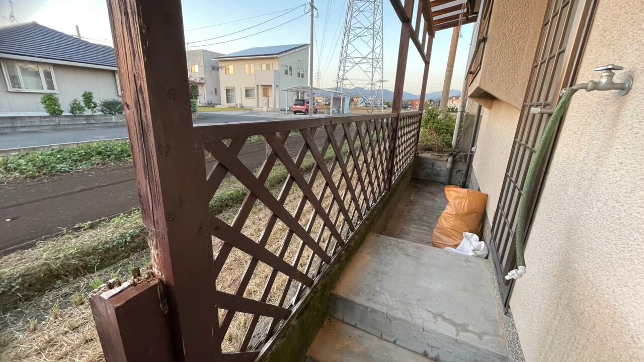 勝手口からウッドデッキへ続く通路部分の完成写真|段差解消で移動がスムーズになった外構リフォーム