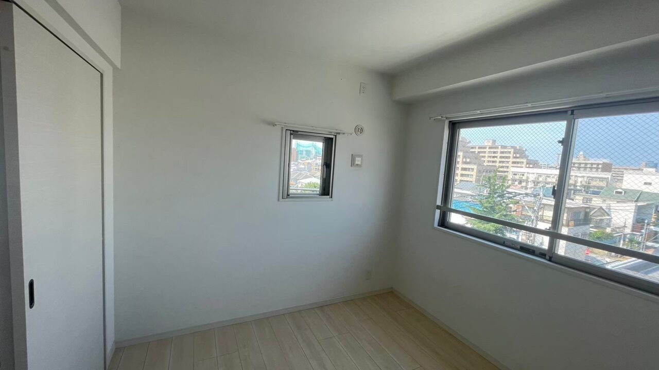 白いクロスへ張り替えて印象が明るくなった室内写真|マンションの原状回復リフォーム