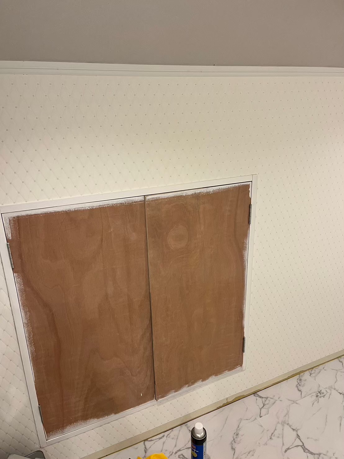 観音扉の骨組みを木材で造作した施工途中の写真|店舗廊下窓のオーダー扉制作