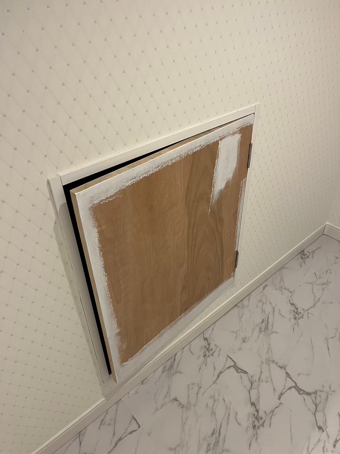 造作した扉の枠まわりにパテ処理を行っている様子|塗装仕上げ前の下地調整作業